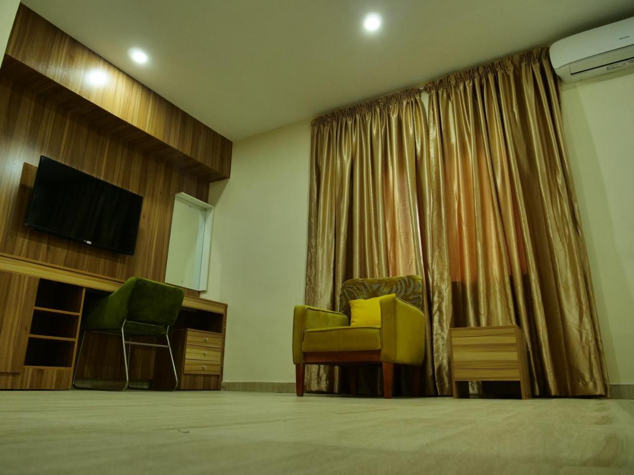 Alexia'S Place Hotel Lagos Ngoại thất bức ảnh